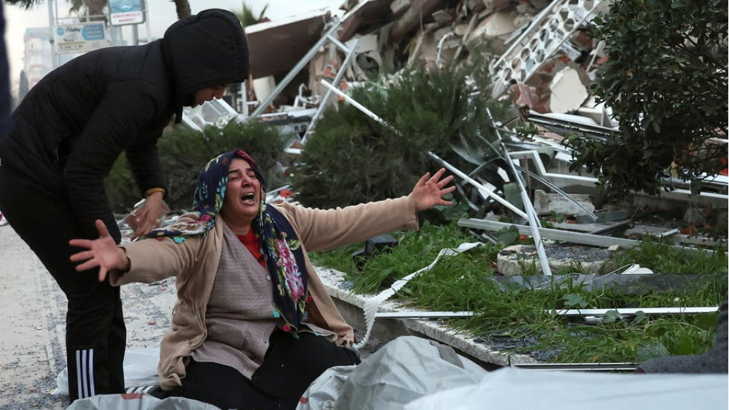 زلزال تركيا وسوريا: حصيلة قتلى الزلزال تتجاوز 19 ألفاً ووصول أولى قوافل المساعدات إلى إدلب