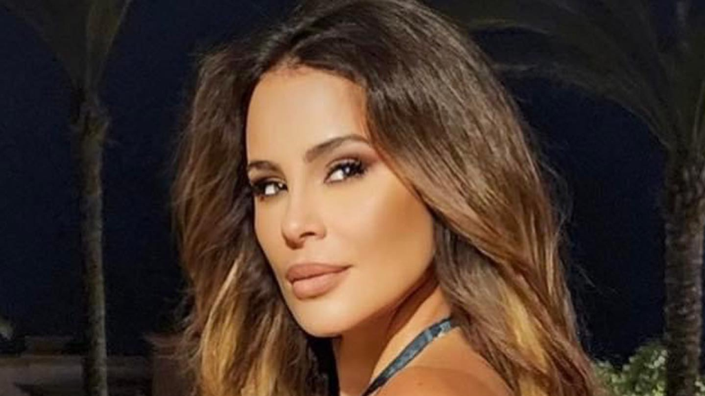 من قصائد محمود درويش. سيدة المسرح كارول سماحة تكشف تفاصيل ألبومها الذهبي الجديد.. 