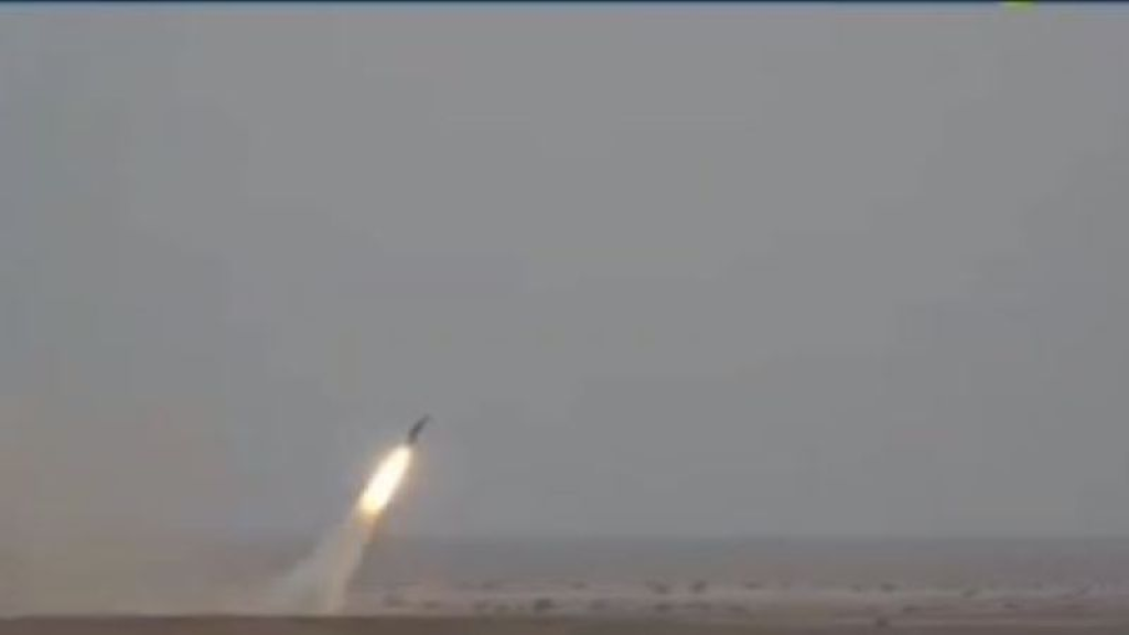 إيران: الحرس الثوري يكشف عن صاروخ فرط صوتي مطوّر يطال السفن الأمريكية