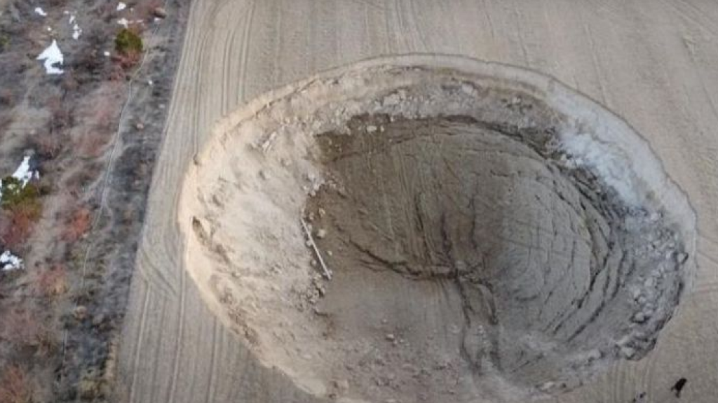 حفرة قونية في تركيا.. ظهور مفاجئ يرعب السكان بعد الزلزال (فيديو وصور)
