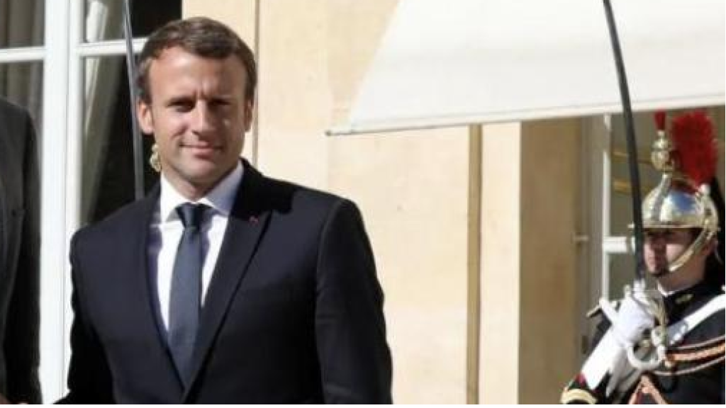 شاهد | محاولة اعتداء على الرئيس الفرنسي ماكرون.. وردّ فعل عنيف من حارسه الشخصي