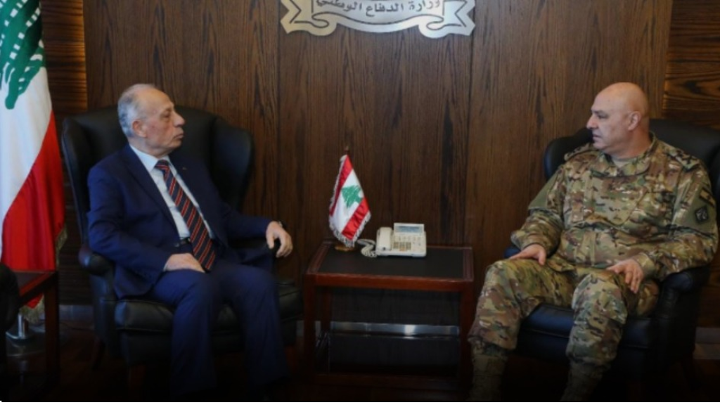 وزير الدفاع بحث مع قائد الجيش في اوضاع المؤسسة العسكرية
