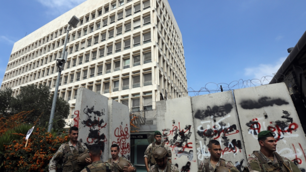إعتصام للعسكريين المتقاعدين أمام مصرف لبنان ومحاولات للدخول الى البوابة الرئيسية