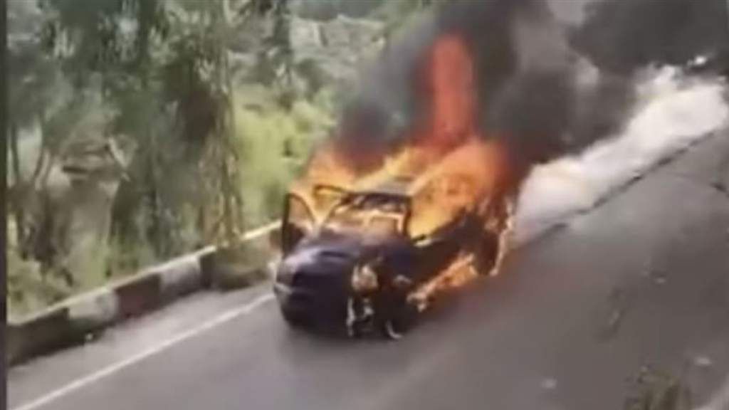 بالفيديو: ‏إخماد حريق سيارة رباعيّة الدفع في رحبة