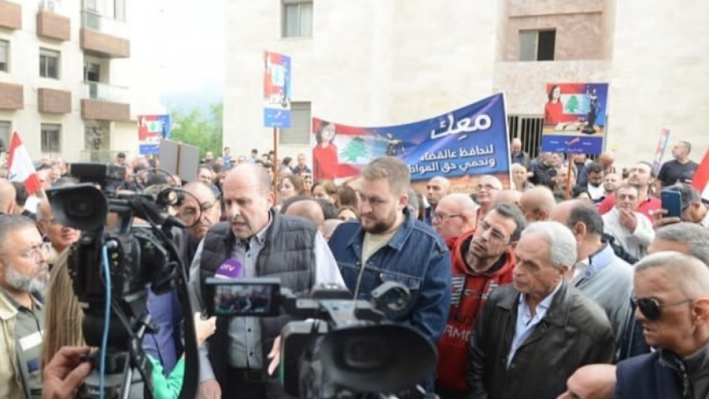 أنصار “الوطني الحر” يحتشدون امام منزل القاضي عبود احتجاجاً