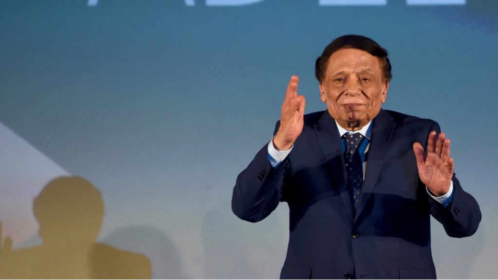 الزعيم عادل إمام يفاجئ إعلامي مصري ويمازحه على الهواء