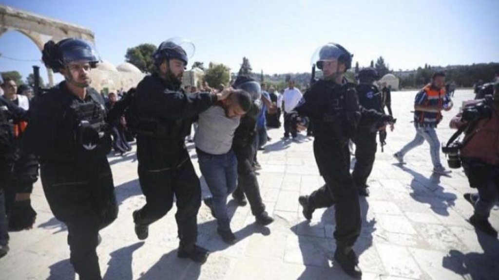 بالفيديو: قوات الاحتلال تعتدي على الفلسطينيين والمصورين الصحافيين في البلدة القديمة بالقدس المحتلة