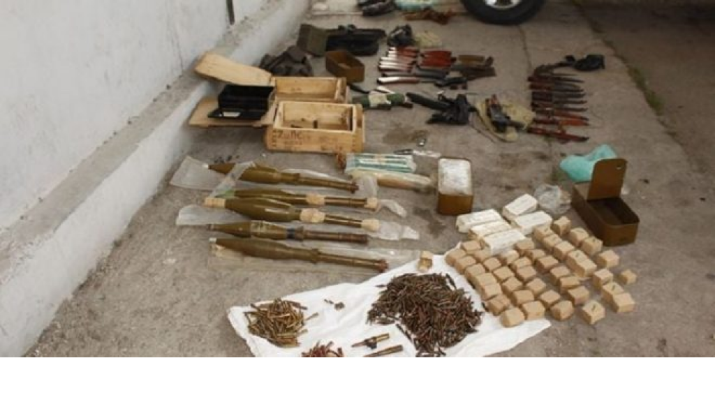 الجيش .. ضبط قذائف صاروخية وأسلحة في منزل مطلوب في المنية