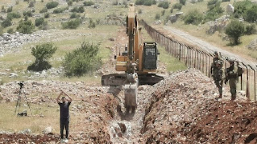 بالفيديو والصور - حفر خندق لجيش العدو الاسرائيلي على أراض لبنانية محتلة... والجيش اللبناني يتحرك!