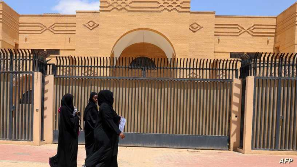 خلال ساعات.. إيران تعيد فتح سفارتها في السعودية