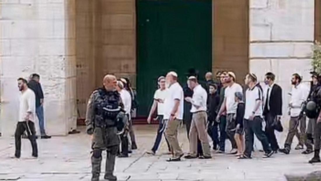 عشرات الصهاينة اقتحموا باحات المسجد الاقصى بحماية العدو الاسرائيلي