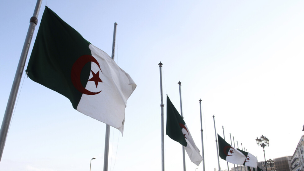 الجزائر: 5 سنوات حبسا لوزير أول ووزير صحة سابقين بسبب قضايا فساد
