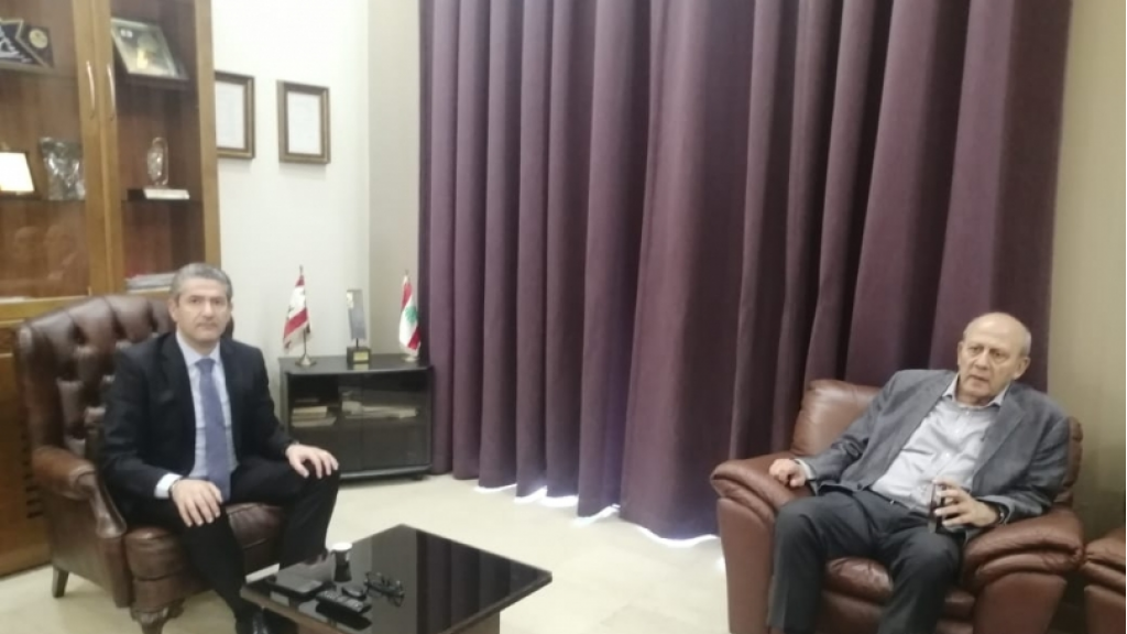 محافظ البقاع يحمع بلديات البقاع لمعالجة النفايات