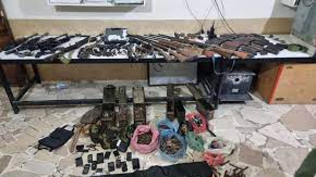 مداهمة للجيش وتوقيف شخصين في البيرة والمرج .. وهذا ما تم ضبطه