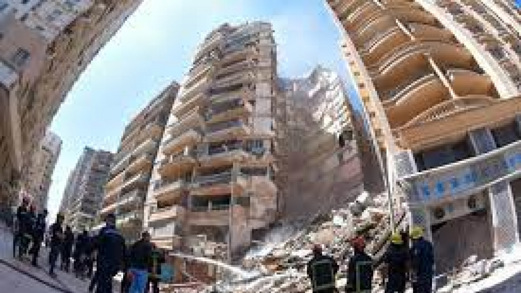 بالفيديو..انهيار مبنى مكون من 13 طابقاً في الإسكندرية