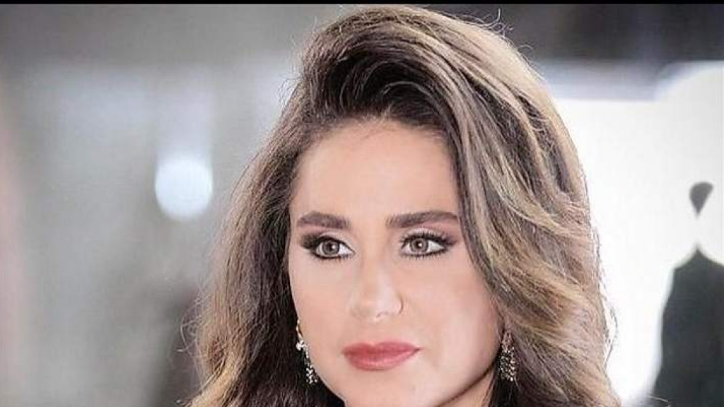 بملابس السباحة.. الممثلة السورية الشهيرة تظهر كالرياضيات المُحترفات شاهدوا ماذا فعلت (فيديو)