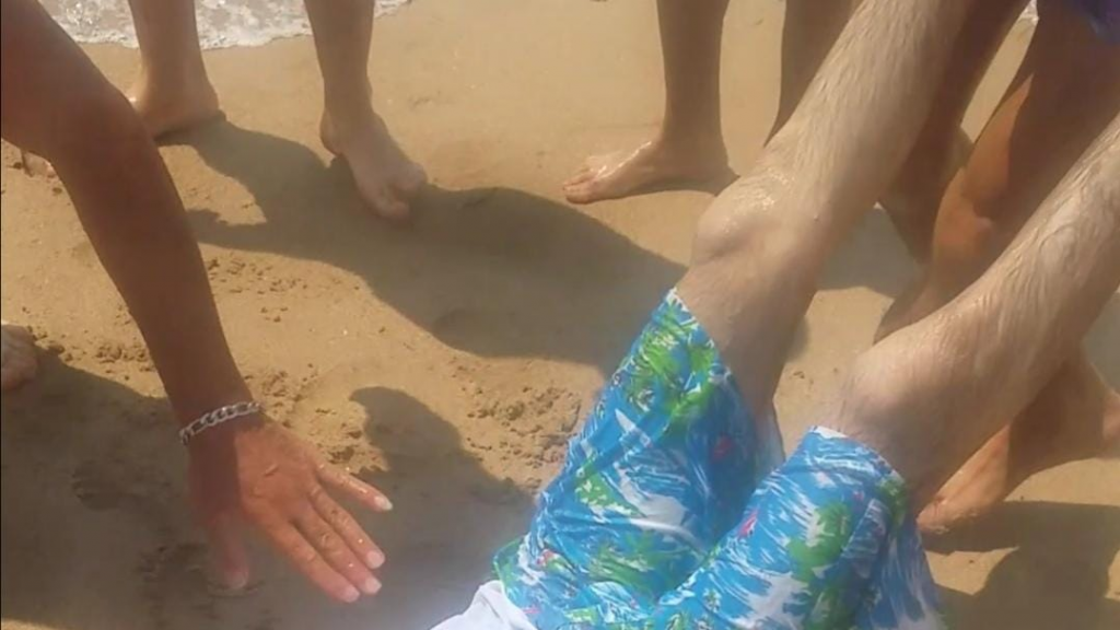 بالفيديو الجيش اللبناني ينقذ  شاب من الغرق على شاطيء صيدا