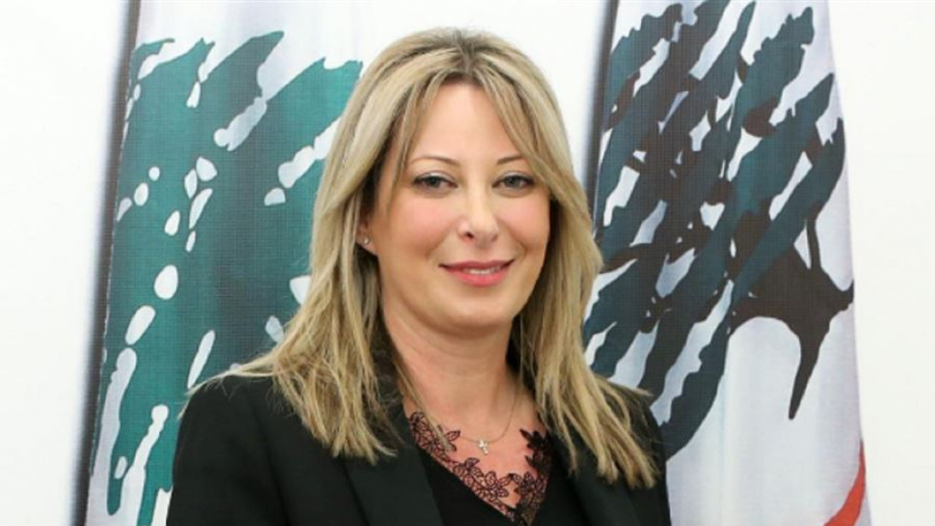 غادة أيّوب تواكب مشروع إنارة شوارع في جزّين بنظام الطاقة الشمسية