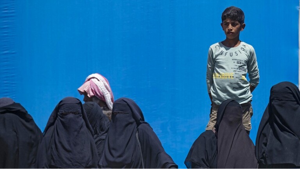 فرنسا تستعيد 10 نساء و25 طفلاً من مخيمات في سوريا