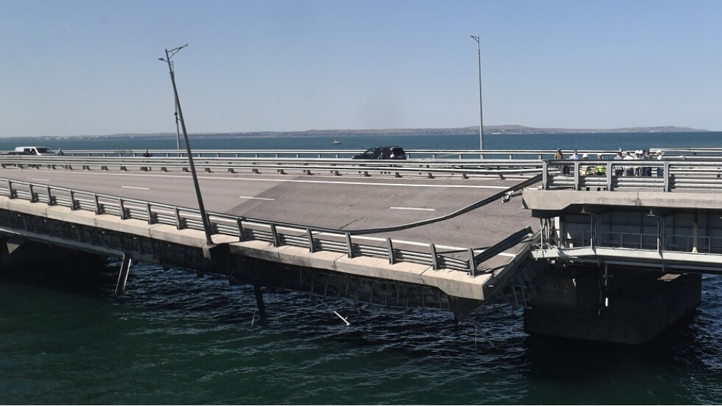 هاكرز ينشرون مسار سفن مدنية ربما أطلقت منها مسيرات لضرب جسر القرم (صور)