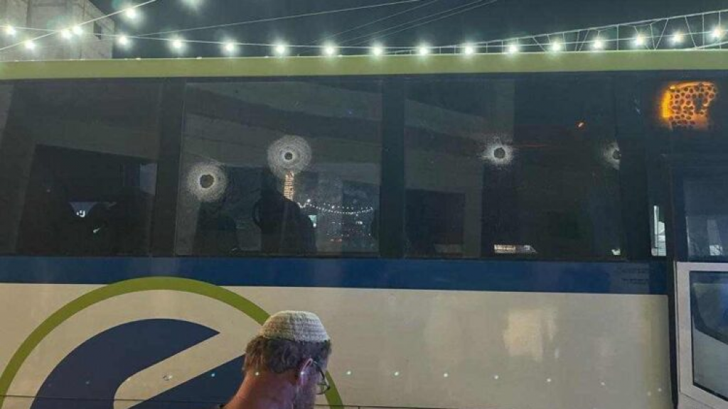 بالفيديو.. إطلاق نار يستهدف حافلة للمستوطنين في نابلس