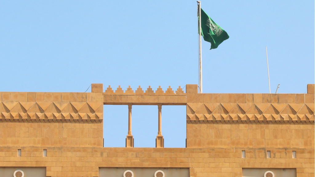 السفارة السعودية تطلب من مواطنيها مغادرة لبنان 