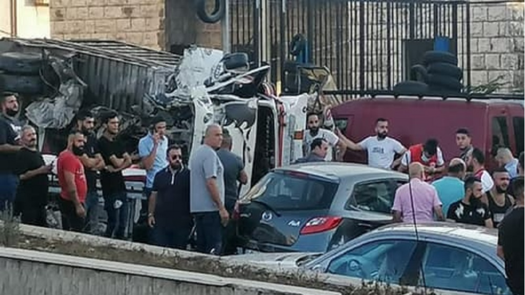 بالفيديو.. حادث مدهش!: إنقلاب شاحنة عند مستديرة عاليه