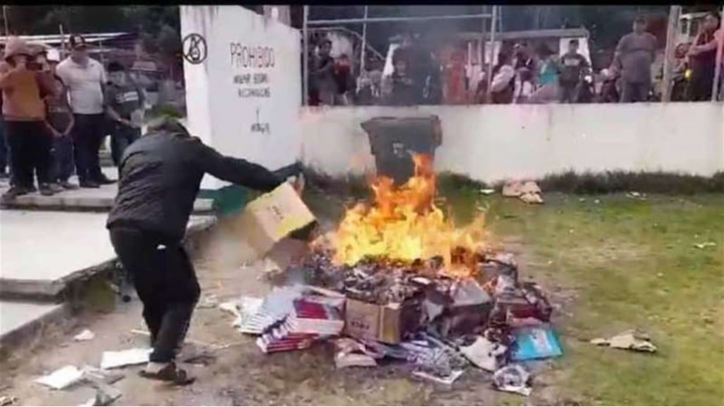 المكسيك.. احراق كتب دراسية تروج للشذوذ الجنسي (فيديو)