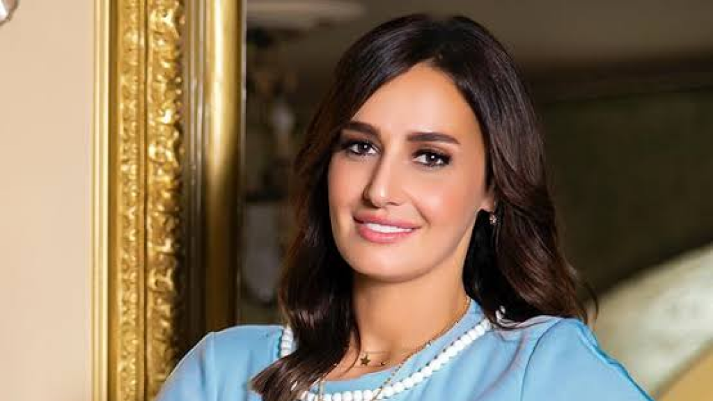 بالصور.. حلا شيحة تدعم والدها في معرضه الجديد