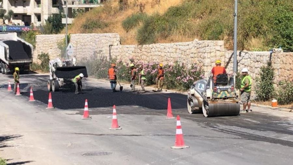 بالصور: بدء صيانة طرقات بشري