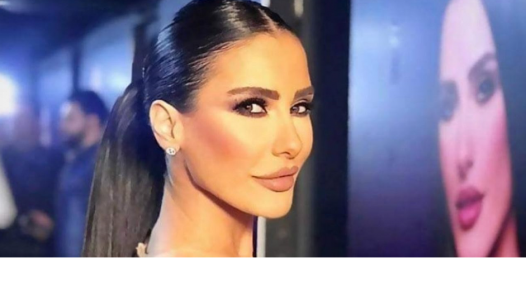 من داخل حوض السباحة.. مذيعة ال