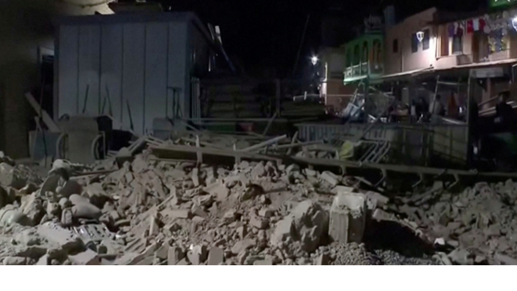 296 قتيلاً على الأقل وعشرات الإصابات في زلزال المغرب.. وُصف بـ “الأعنف” منذ قرن وفيديوهات توثق الأضرار
