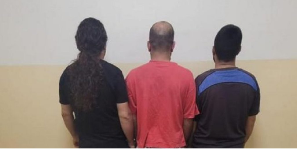 عصابة تسرق 90 ألف دولار ومجوهرات .. بقبضة الأمن