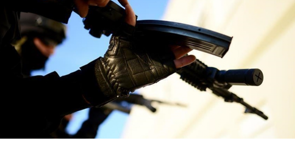 نائبٌ يتلقى 