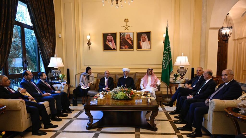 لقاء لودريان بالنواب السنة في السفارة السعودية