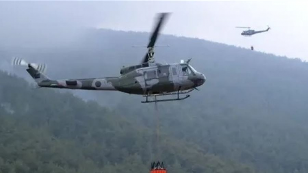 بالفيديو- طوافات للجيش ووحدات عسكرية تشارك في إخماد حرائق في بلدات عدة