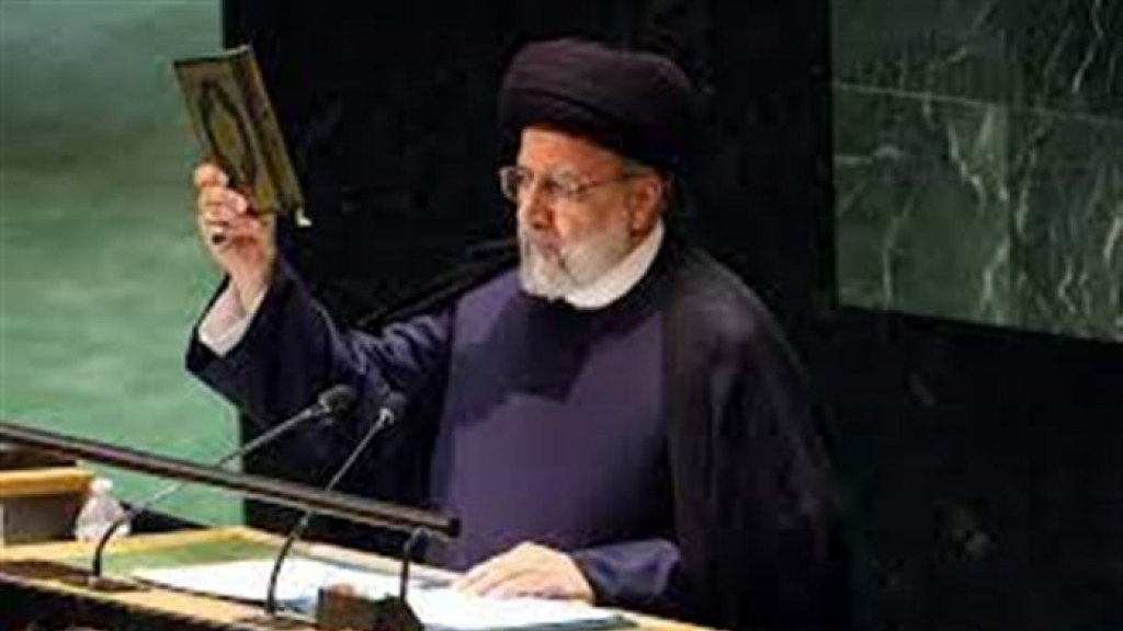 الرئيس الإيراني يرفع نسخة من القرآن الكريم من منبر الجمعية العامة للأمم المتحدة استنكارا للاعتداءات على المصحف