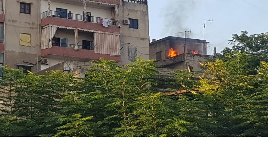 حريق في غرفة فوق مبنى سكني في هذه المنطقة