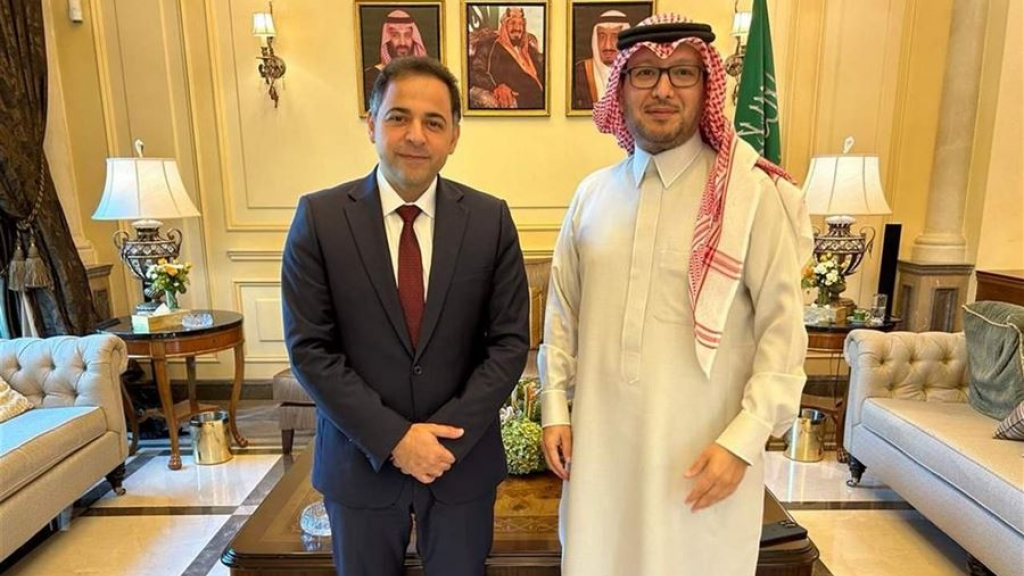 بخاري التقى منصوري على مأدبة إفطار في مقر إقامته باليرزة