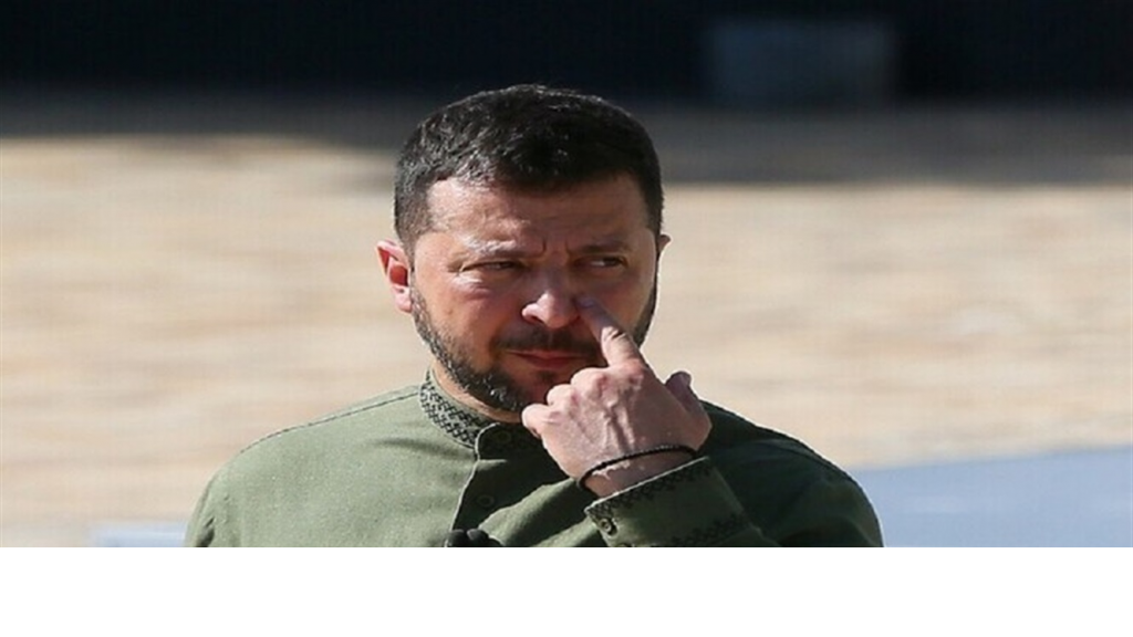 عجوز أوكراني يؤدي التحية النازية دون أي رد فعل من زيلينسكي