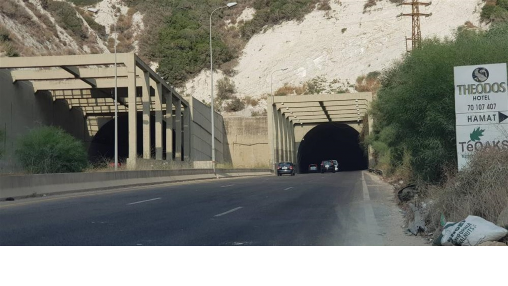 حادث صباح اليوم عند نفق شكا.. والاضرار مادية
