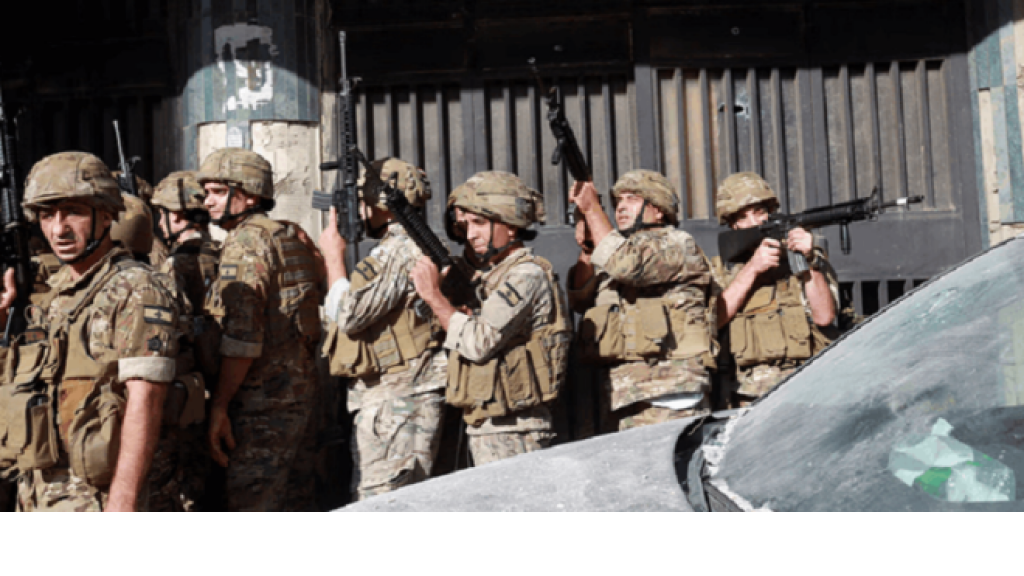 ضباط يبيعون أسلحة!