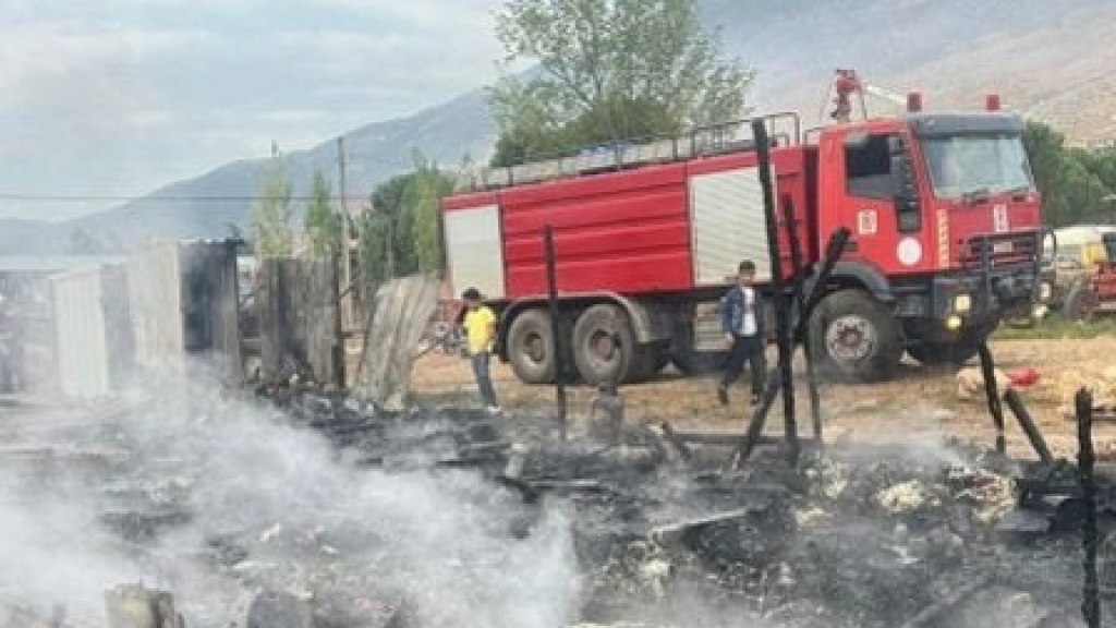 حريق داخل مخيم للنازحين السوريين في البقاع (صور)