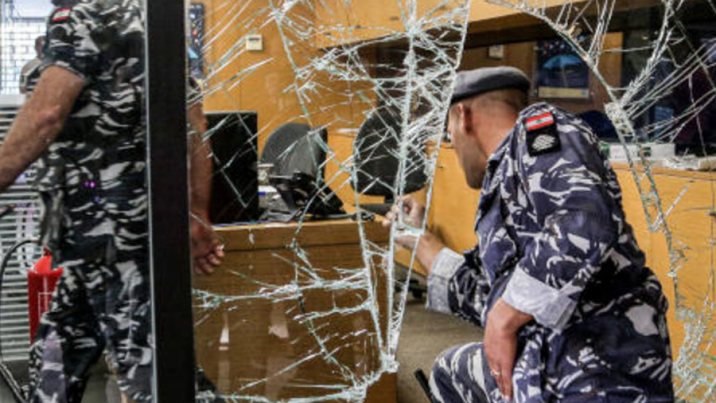 محاولة اقتحام أحد المصارف في الحدث!