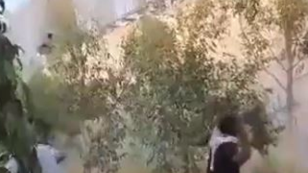 لبنانيون يرشقون كاميرات المراقبة بالحجارة عند الجدار الفاصل في الجنوب