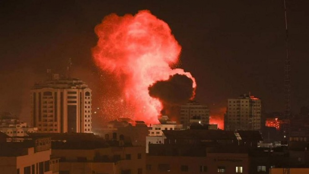 بالصور | لقطات توثّق الاعتداءات الاسرائيلية على حي الرمال في مدينة غزة