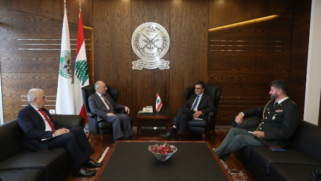 وزير الدفاع يدعو المجتمع الدولي للضغط على إسرائيل لوقف عدوانها