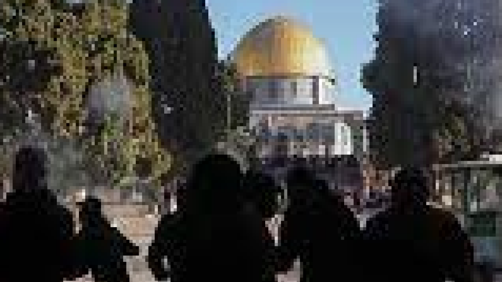 اندلاع اشتباكات في القدس بين شرطة العدو الإسرائيلي و الفلسطينيين