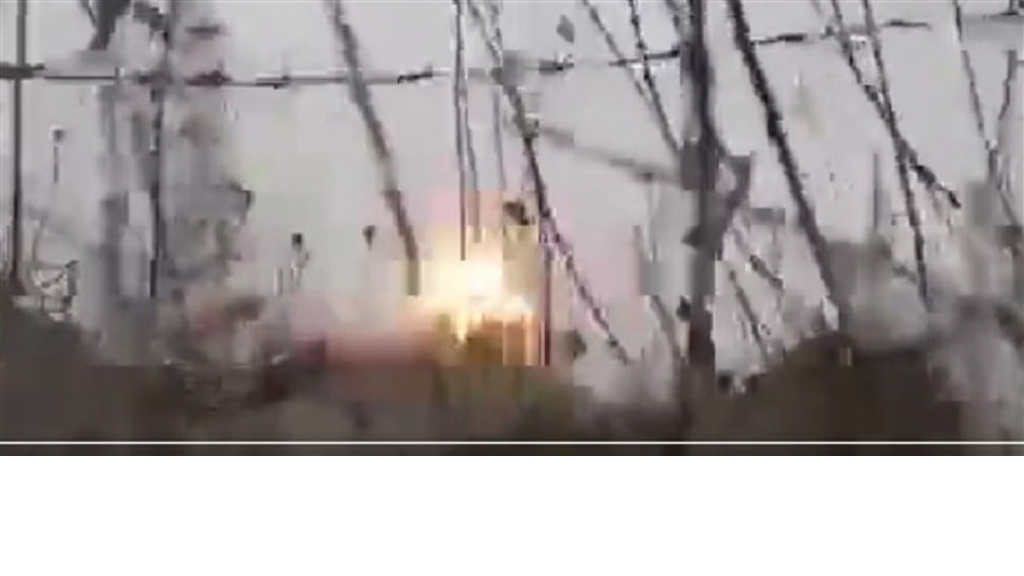 بالفيديو- لحظة سقوط أحد الصواريخ في موقع 