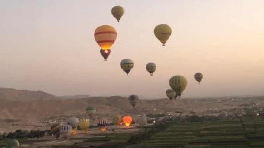 رحلات البالون الطائر تجذب آلاف السائحين يوميا غرب الأقصر.. صور